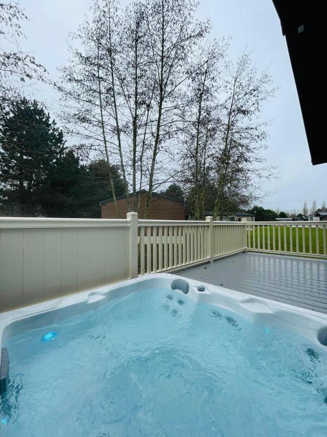 Happy Days Lodge With Hot Tub 요크 외부 사진